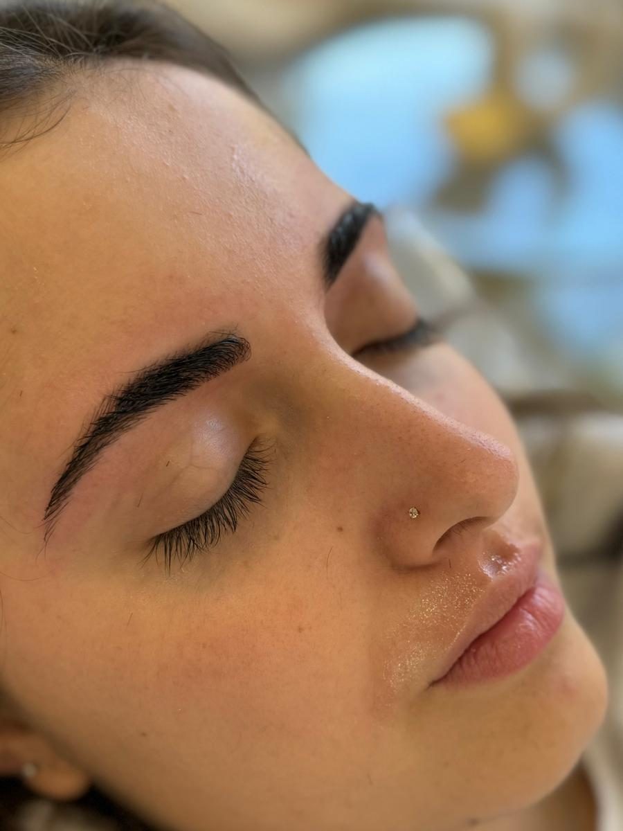 Tinte de cejas + Diseño de cejas