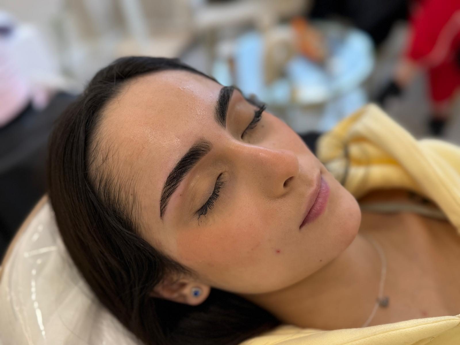 Diseño de cejas en ICONIC Studio