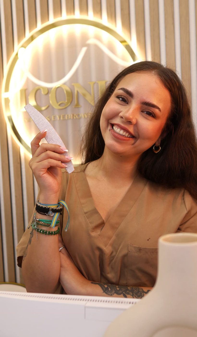 Paula, Uñas · Manicura y pedicura en ICONIC Studio