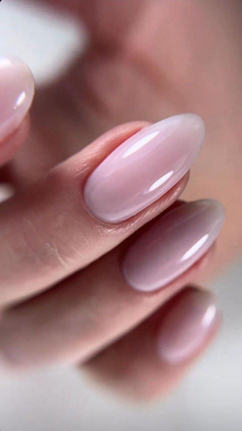 Manicura de uñas almendradas en ICONIC Studio, Oviedo