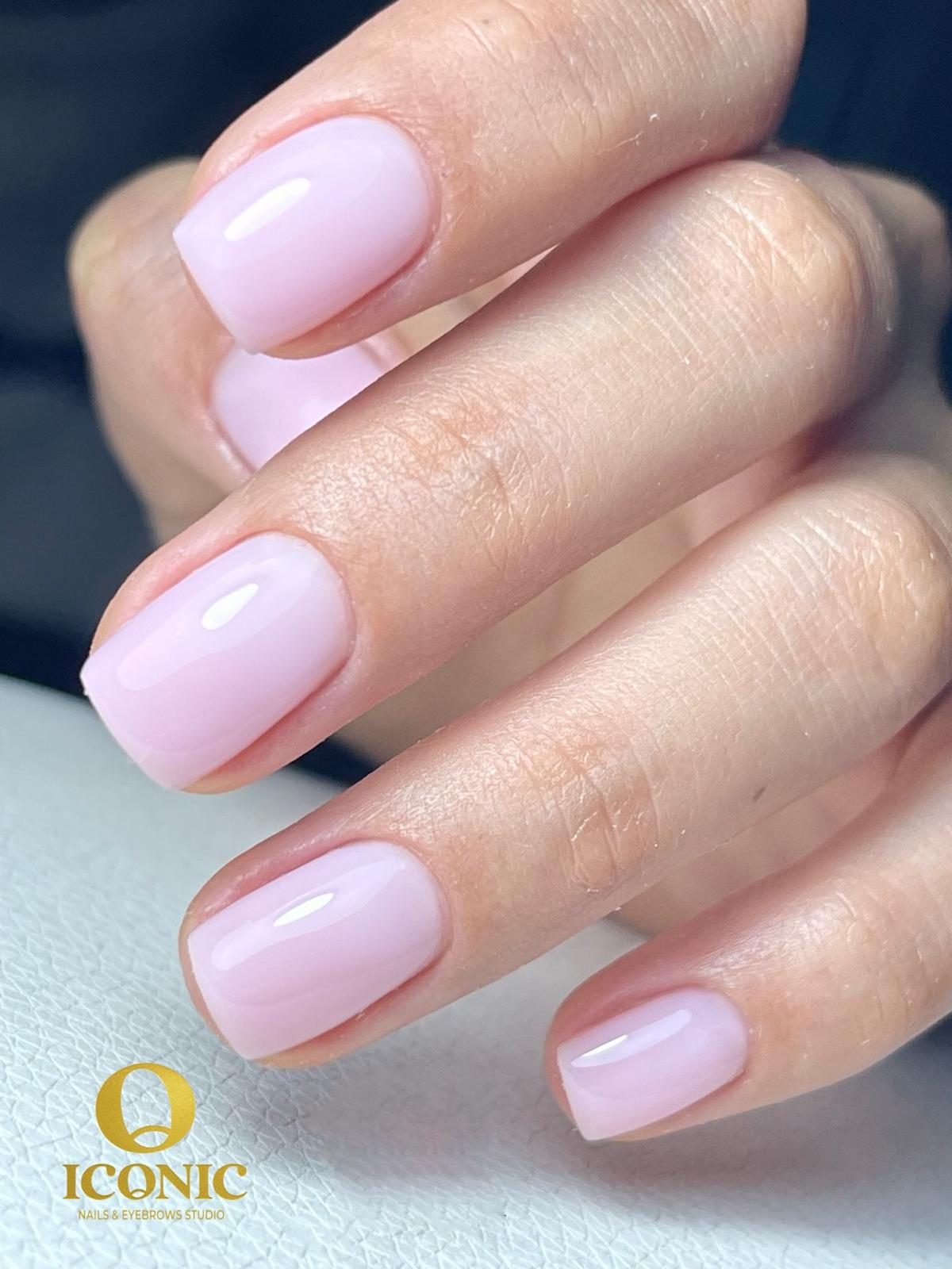 Detalle de manicura ICONIC Studio